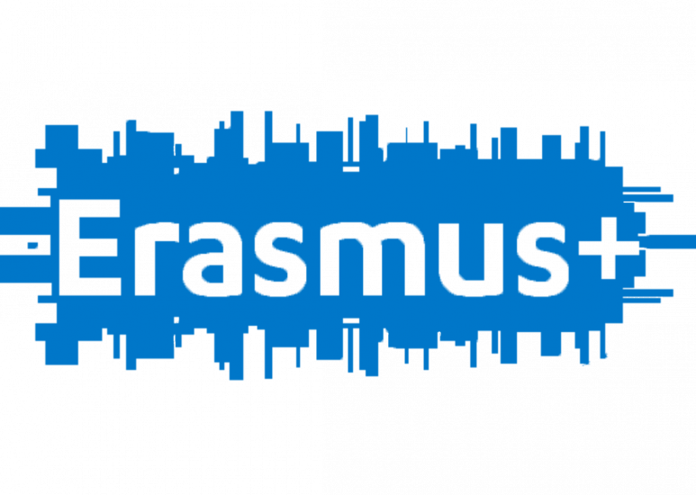 erasmusmlynas-baltame-fone.png