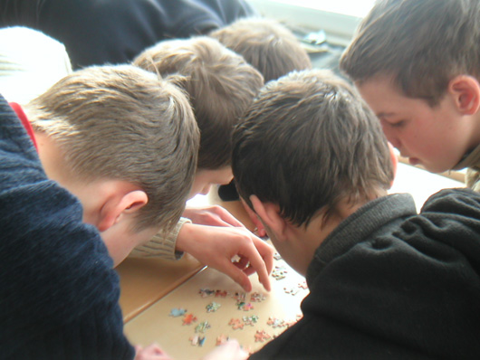 8b klasės komanda surinkinėja dėlionę

