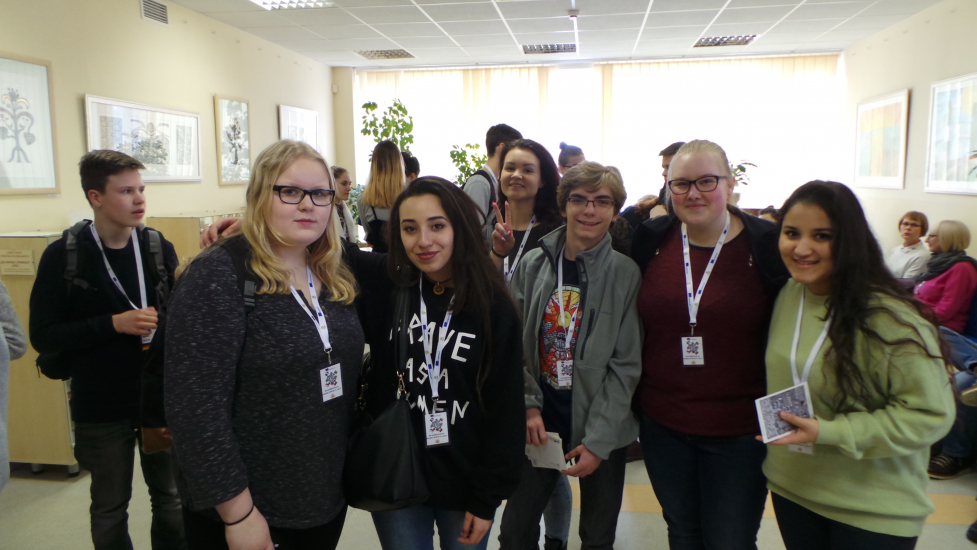 "Saulėtekio" gimnazijos paroda-akcija miesto bibliotekoje.
Austėja Grinytė (antra iš dešinės) su projekto dalyviais
