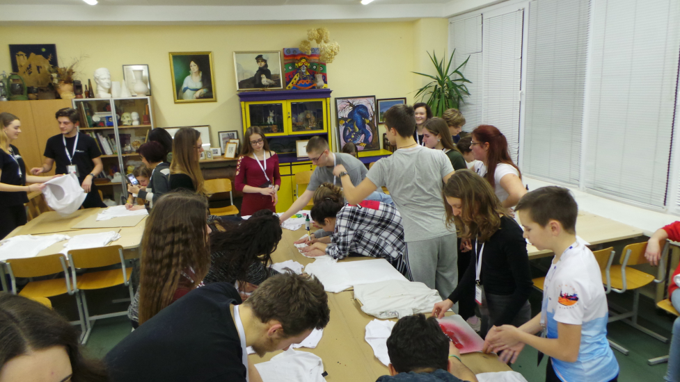 Piešimas ant marškinėlių. Gimnazistai kartu su tarptautinio projekto  Erasmus+ be-well@school.eu dalyviais iš Lenkijos, Italijos ir Vokietijos.
