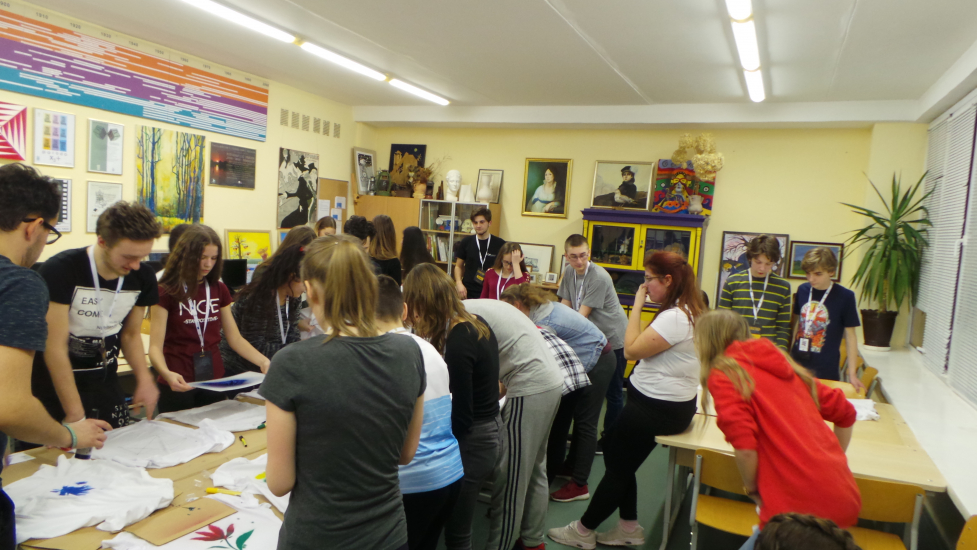 Piešimas ant marškinėlių. Gimnazistai kartu su tarptautinio projekto  Erasmus+ be-well@school.eu dalyviais iš Lenkijos, Italijos ir Vokietijos.
