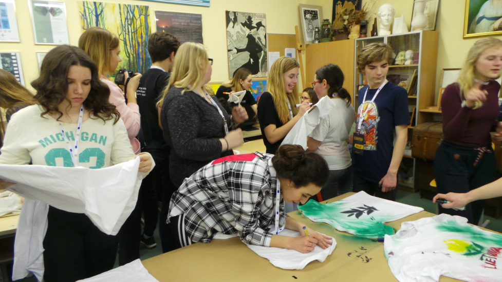 Piešimas ant marškinėlių. Gimnazistai kartu su tarptautinio projekto  Erasmus+ be-well@school.eu dalyviais iš Lenkijos, Italijos ir Vokietijos.
