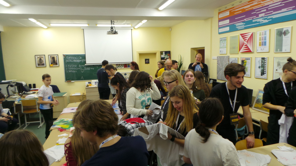 Piešimas ant marškinėlių. Gimnazistai kartu su tarptautinio projekto  Erasmus+ be-well@school.eu dalyviais iš Lenkijos, Italijos ir Vokietijos.
