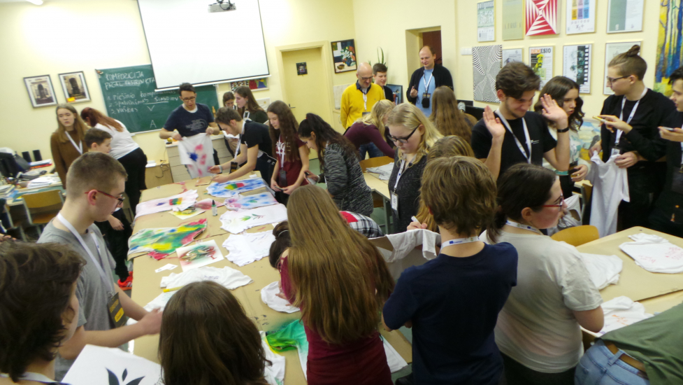 Piešimas ant marškinėlių. Gimnazistai kartu su tarptautinio projekto  Erasmus+ be-well@school.eu dalyviais iš Lenkijos, Italijos ir Vokietijos.
