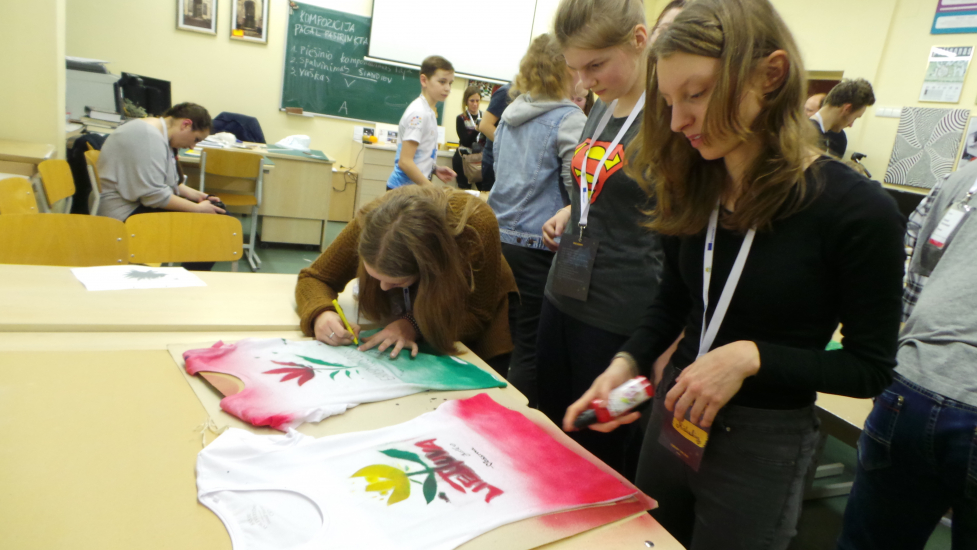 Piešimas ant marškinėlių. Gimnazistai kartu su tarptautinio projekto  Erasmus+ be-well@school.eu dalyviais iš Lenkijos, Italijos ir Vokietijos.
