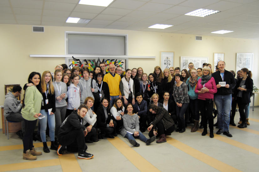 Parodos atidaryme dalyvauja ir svečiai tarptautinio projekto  Erasmus+ be-well@school.eu iš Lenkijos, Italijos ir Vokietijos. Pirmoje eilėje (trčia iš kairės) gimnazijos direktorė Jūratė Kaščiuškienė
"Saulėtekio" gimnazijos paroda-akcija miesto bibliotekoje. Gimnazijos mokinių darbai atvirukuose-dovana bendruomenei Lietuvos nepriklausomybės atkūrimui 100 ir gimnazijai-40
