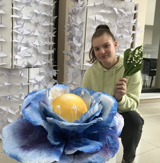 Eglė Liseckaitė  su darbu "Išminties gėlė"   2022
Popieriaus plastika

