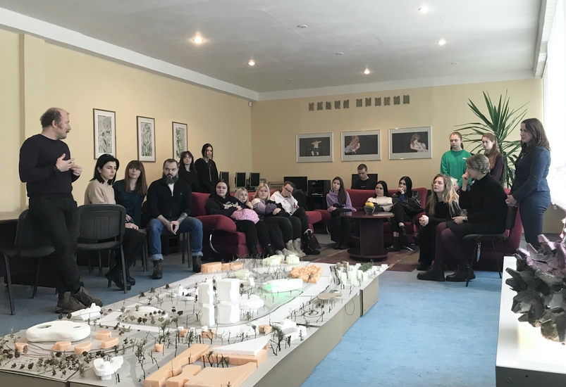 Projekto pristatymas gimnazijoje. Svečiuose Technikų centro vadovai, Architektas Kristijonas Murauskas
